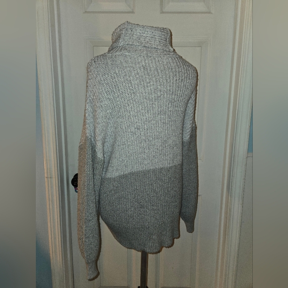 American Eagle Gray Color Blocked Small Knit Turtleneck Sweater - Picture 3 of 7